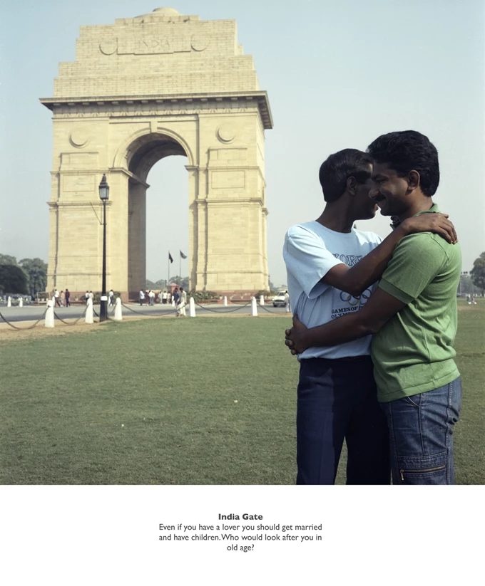 Sunil Gupta, India Gate, 1987, from the series Exiles, 1987 © Sunil Gupta Courtesy the artist and Hales London and New York.jpg The Imaginary Institution of India installation view Barbican Art Gallery, εκθέσεις Λονδίνο