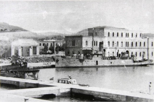 Άποψη της Γωνιάς με τον Ναυτικό Στρατώνα και την Μεγάλη Αποθήκη μετά τον βομβαρδισμό