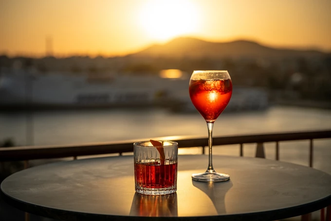 801 Rooftop Bar: Πειραιώτικο fine drinking με θέα το λιμάνι