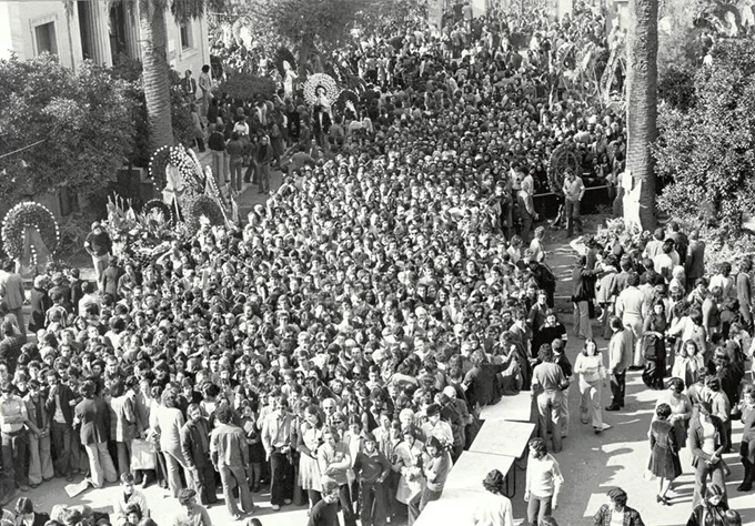 1974 & 1944 - Η Αθήνα γιορτάζει την ελευθερία της Έκθεση στο Κέντρο Τεχνών © ΑΣΚΙ Στιγμιότυπο από το συγκεντρωμένο πλήθος στο Πολυτεχνείο κατά την πρώτη επέτειο της εξέγερσης Νοέμβρης 1974