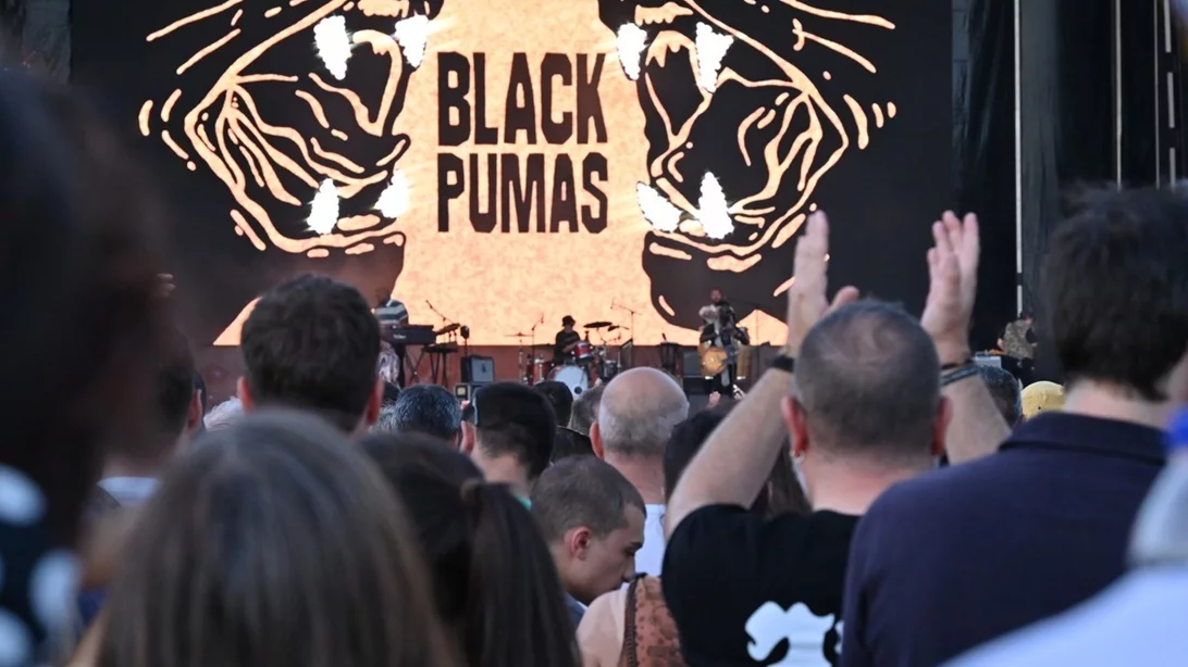 Thievery Corporation και Black Pumas γκρούβαραν όπως κανείς άλλος την Πλατεία Νερού