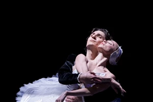 "Les Ballets Trockadero de Monte Carlo": To drag συναντά τον κλασικό χορό στο Παλλάς - εικόνα 7