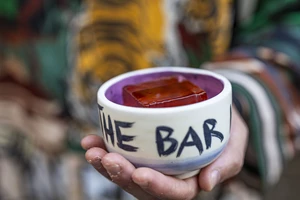 To "The Bar In Front Of The Bar" μόλις απέκτησε το δικό του τσίπουρο - εικόνα 3