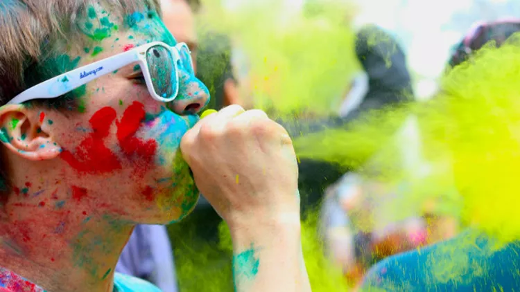 Colour Day Festival: Πολύχρωμα μουτζουρώματα στο ΟΑΚΑ