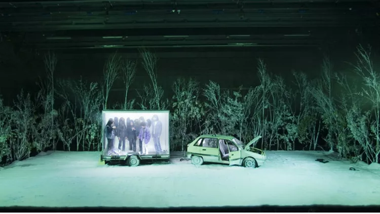 «Η Μελαγχολία των Δράκων»: η πιο αλλόκοτη παράσταση της σεζόν είναι χιονισμένη