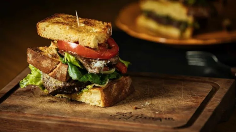Ο «Τηλέμαχος» φτιάχνει σάντουιτς για σοβαρούς κρεατοφάγους 