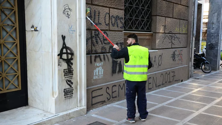 Ο Δήμος Αθηναίων σβήνει τις βρωμιές από τους τοίχους και ομορφαίνει ξανά το Εμπορικό Τρίγωνο