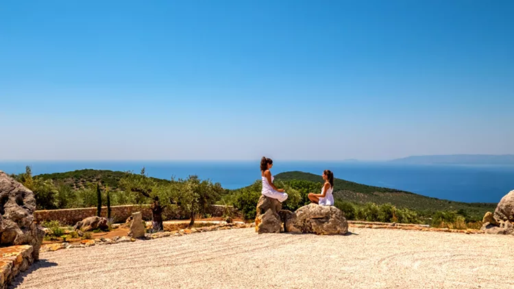 Μήπως φέτος το καλοκαίρι ήρθε η ώρα να απολαύσετε την αναζωογονητική εμπειρία ενός yoga retreat;