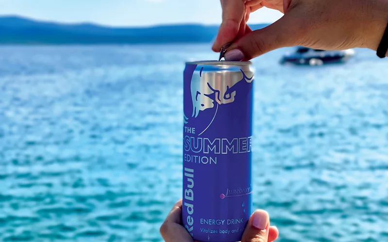 Ήρθε το νέο Red Bull Summer Edition σε καλοκαιρινό γαλάζιο χρώμα και γεύση Juneberry!