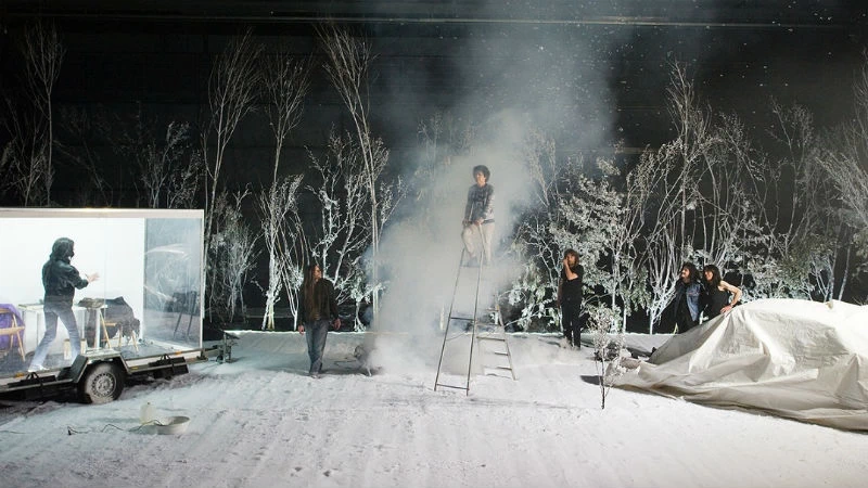 «Η Μελαγχολία των Δράκων»: η πιο αλλόκοτη παράσταση της σεζόν είναι χιονισμένη - εικόνα 1
