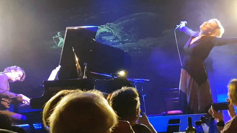 Η Ρίτα Αντωνοπούλου σε εκπληκτικό τραγουδιστικό trip - εικόνα 2